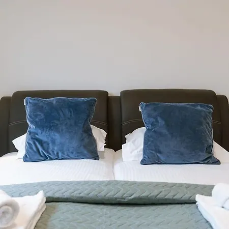 Spacious Getaway Close To The Beach And Airport Οστένδη