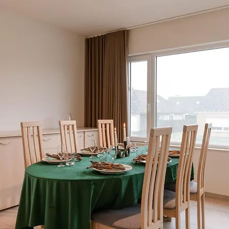 Spacious Getaway Close To The Beach And Airport *