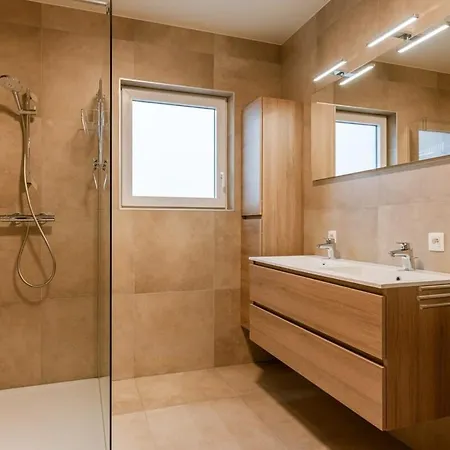 Spacious Getaway Close To The Beach And Airport *