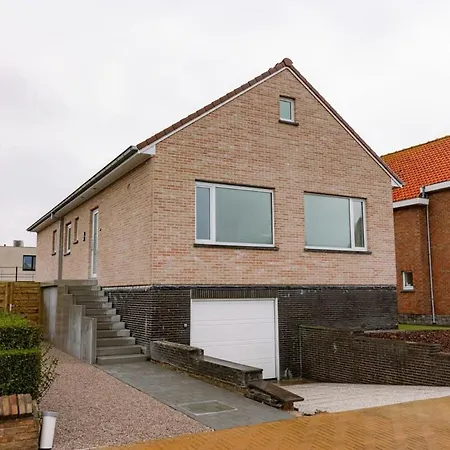 Spacious Getaway Close To The Beach And Airport Βίλα