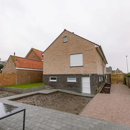 Spacious Getaway Close To The Beach And Airport Βίλα