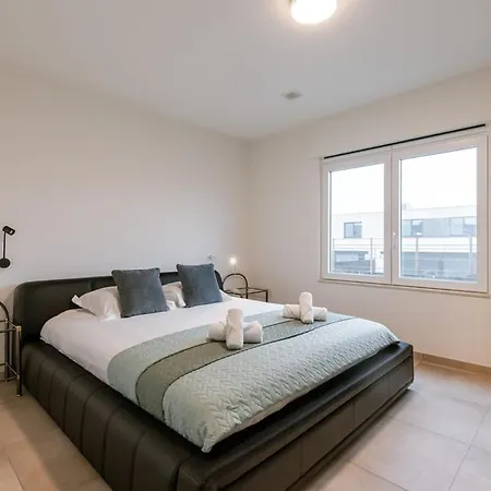 Spacious Getaway Close To The Beach And Airport Villa