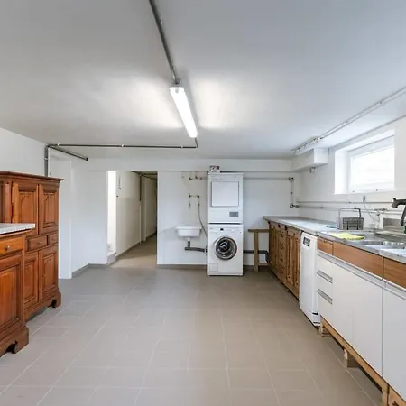 Spacious Getaway Close To The Beach And Airport Villa