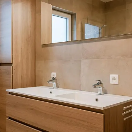 Villa Spacious Getaway Close To The Beach And Airport